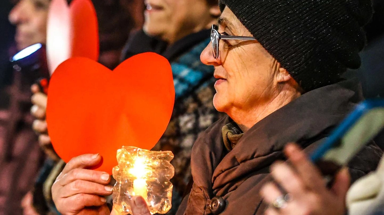 Un momento della fiaccolata organizzata a Gambassi Terme per manifestare contro l’ipotesi di accorpare l’istituto Gonnelli: le famiglie in strada insieme ai ragazzi e alle istituzioni (Tommaso Gasperini/FotocronacheGermogli) Un momento della fiaccolata organizzata a Gambassi Terme per manifestare contro l’ipotesi di accorpare l’istituto Gonnelli: le famiglie in strada insieme ai ragazzi e alle istituzioni (Tommaso Gasperini/FotocronacheGermogli)