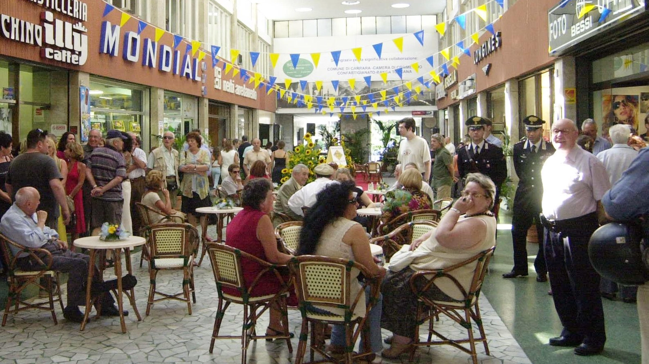 I negozi storici della galleria di via Roma che venerdì compie 70 anni. I commercianti alle 12 organizzano. una festa per i clienti e per i cittadini offrendo un bicchiere di prosecco ai presenti