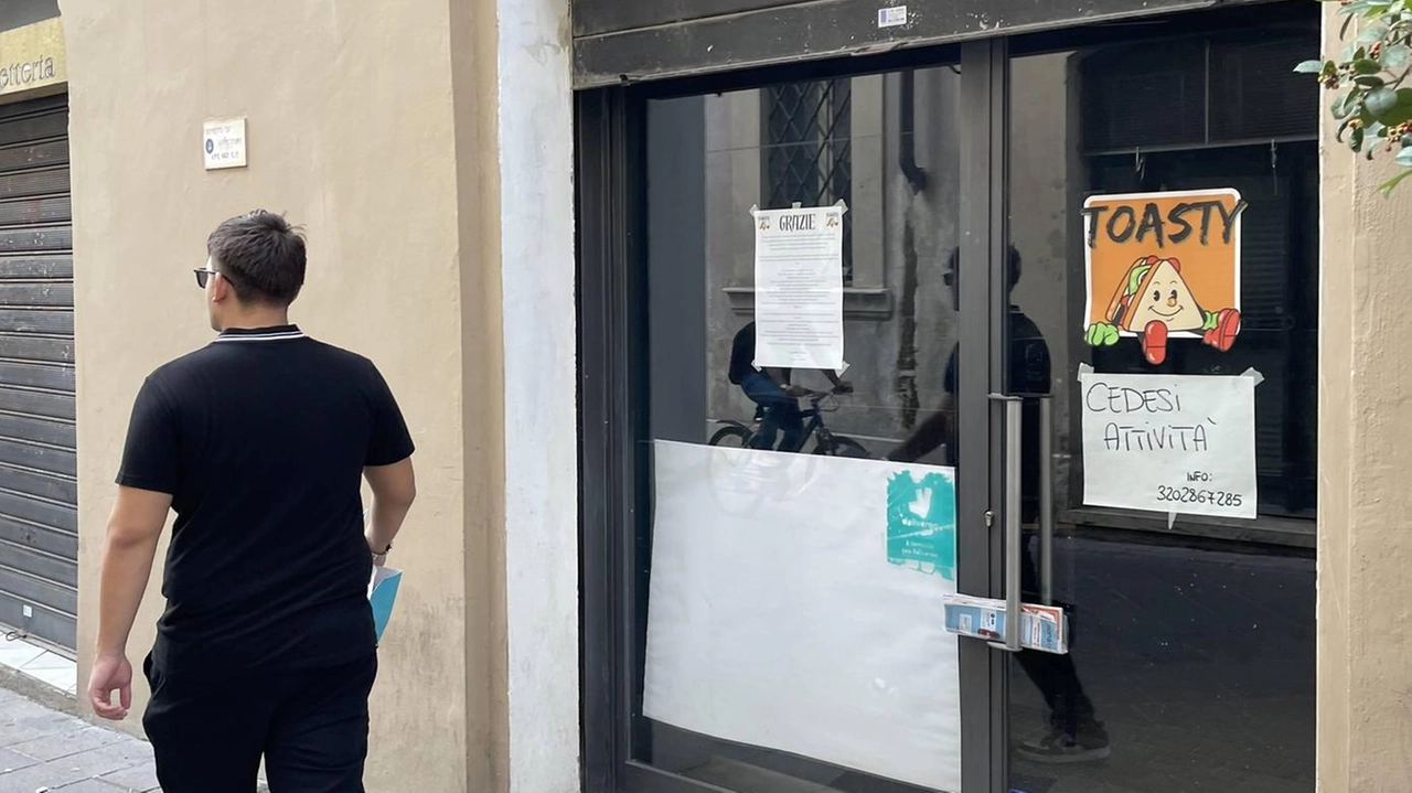 Toccante messaggio di saluto ai clienti sulla vetrina di “Toasty“ Toccante messaggio di saluto ai clienti sulla vetrina di “Toasty“