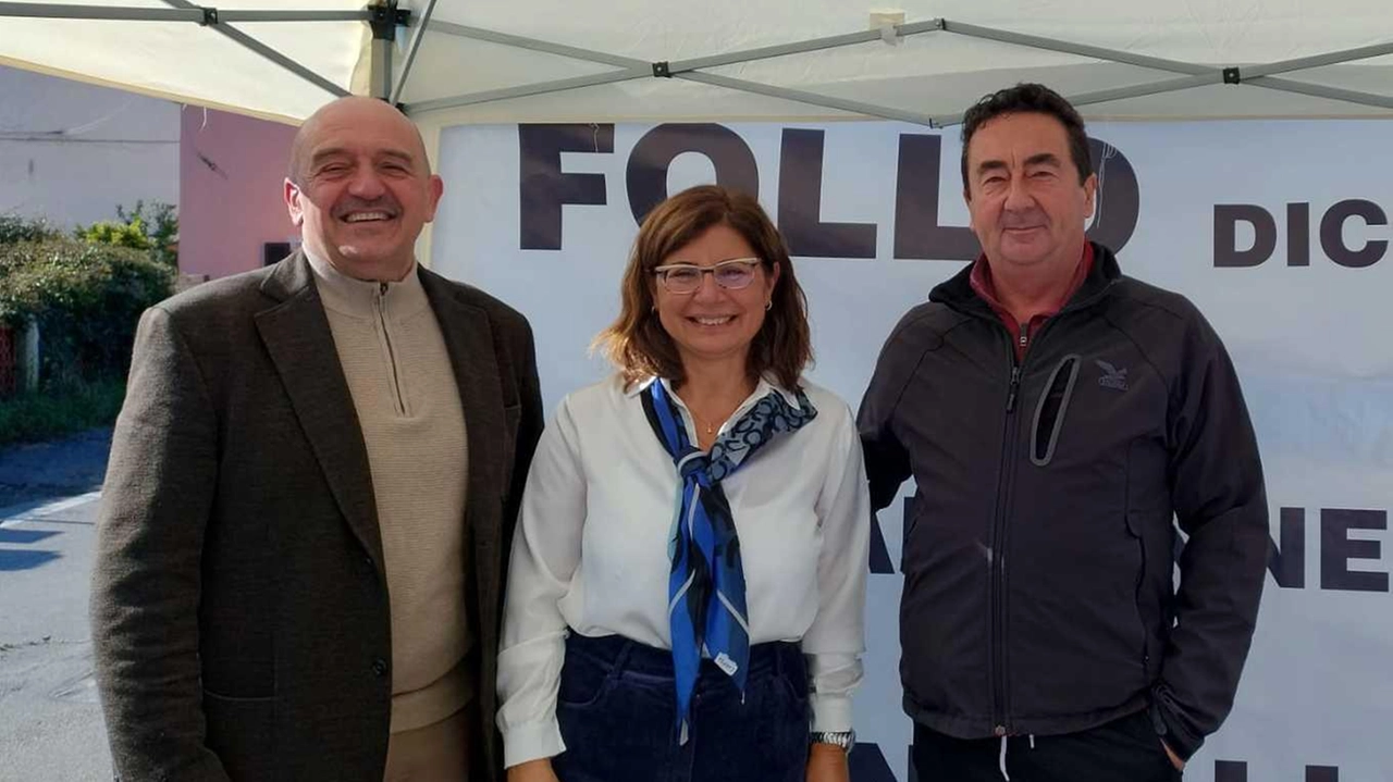 Da sinistra, Giorgio Cozzani e Felicia Piacente (Forza Italia) e Sandro Bertoni (Cittadini in Comune) nel gazebo per la raccolta di firme contro le antenne Da sinistra, Giorgio Cozzani e Felicia Piacente (Forza Italia) e Sandro Bertoni (Cittadini in Comune) nel gazebo per la raccolta di firme contro le antenne
