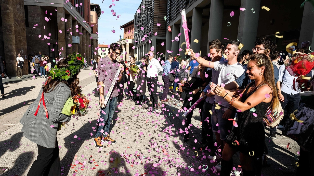 Uno dei festeggiamenti dopo la. discussione della tesi di laurea al polo di Novoli Uno dei festeggiamenti dopo la. discussione della tesi di laurea al polo di Novoli