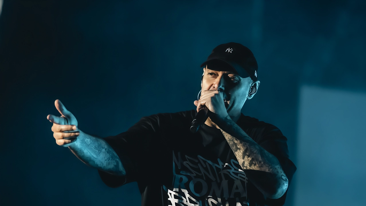 Fabri Fibra, grande protagonista della scena rap italiana, questa sera salirà sul palco del. Follonica Summer Nights Fabri Fibra, grande protagonista della scena rap italiana, questa sera salirà sul palco del. Follonica Summer Nights