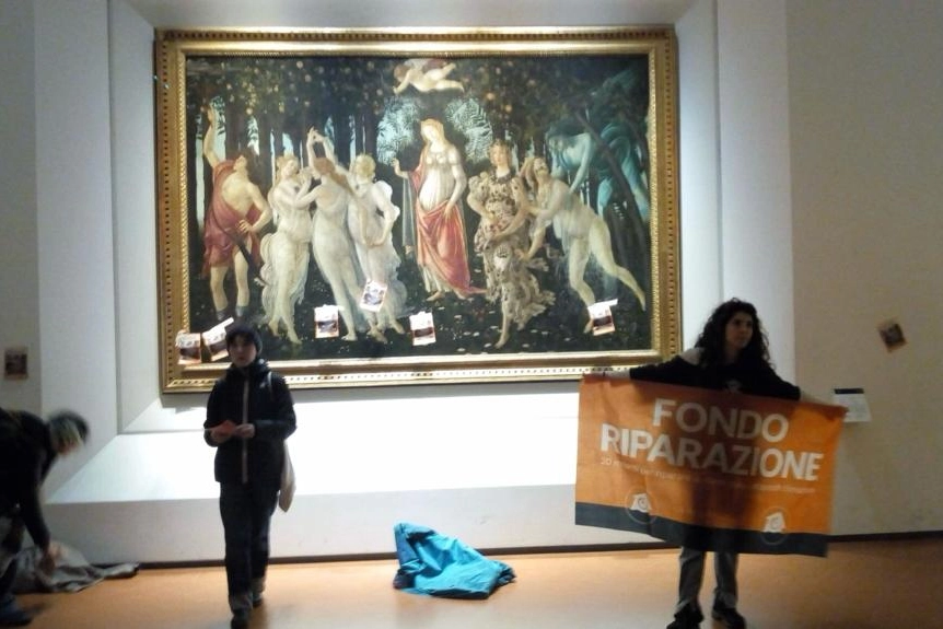 Il blitz degli ambientalisti di Ultima generazione agli Uffizi