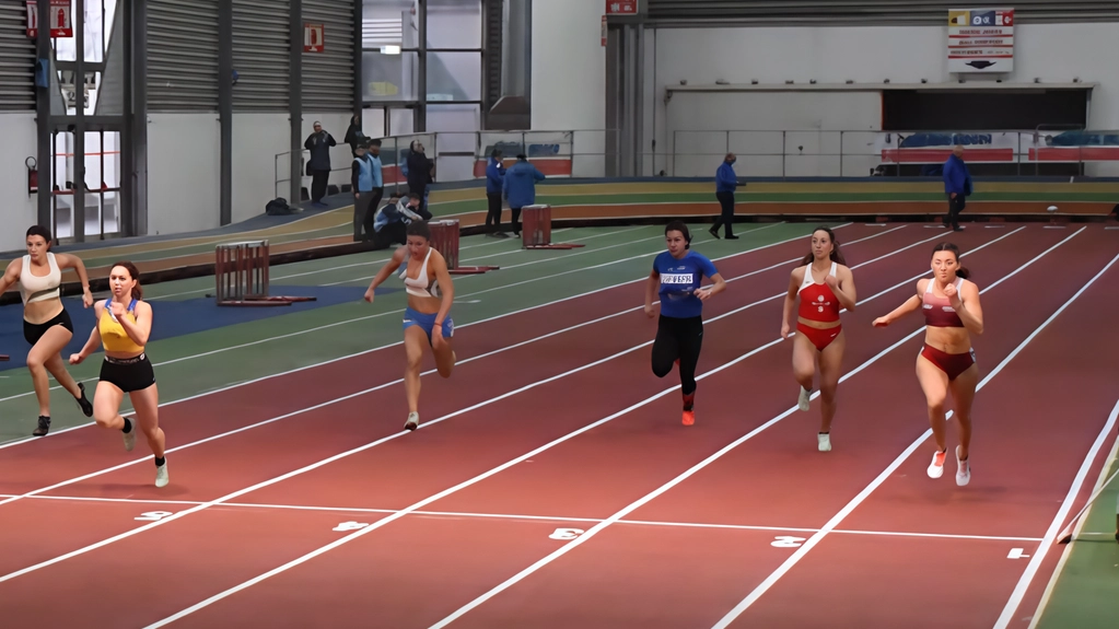 Una gara di atletica leggera nel padiglione B della ‘MarmiMacchine’ Una gara di atletica leggera nel padiglione B della ‘MarmiMacchine’