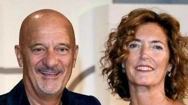 https://www.lanazione.it/image-service/view/acePublic/alias/contentid/MDg2YmE4YTItNTRlNC00/0/bisio-sfoglia-la-sua-carriera-attore-in-scena-con-la-moglie.jpeg?f=16:9&w=1200&h=630