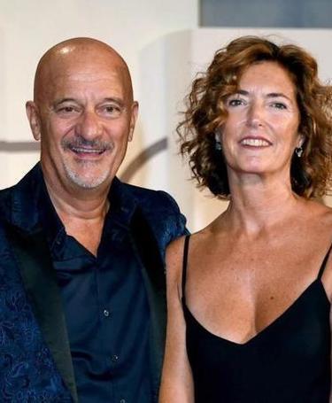 Bisio sfoglia la sua carriera. Attore in scena con la moglie
