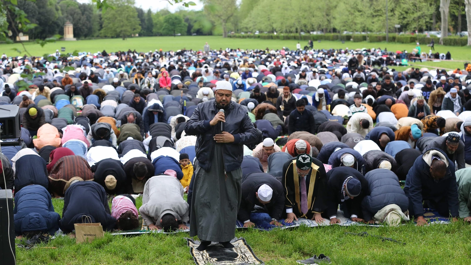 Migliaia di fedeli in preghiera per la fine del Ramadan al parco delle Cascine (Foto NewPressPhoto)