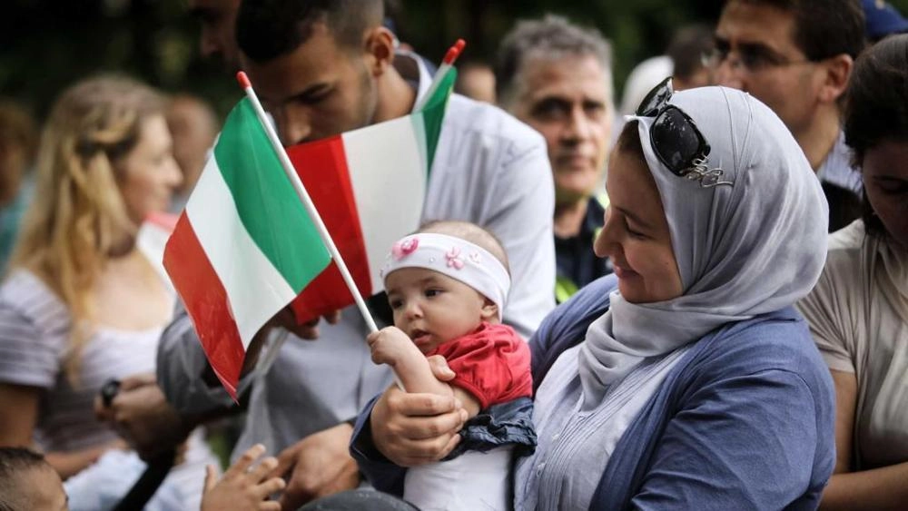 Le comunità più numerose sono l’Albania, con 760 residenti (maschi 388, femmine 372). A seguire in questa speciale classifica Romania, Marocco, Tunisia, Senegal e Cina, in grande ascesa Le comunità più numerose sono l’Albania, con 760 residenti (maschi 388, femmine 372). A seguire in questa speciale classifica Romania, Marocco, Tunisia, Senegal e Cina, in grande ascesa