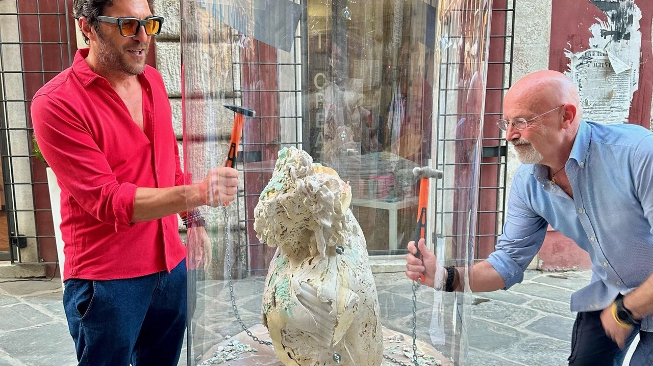 L’artista Paolo Nicolai all’opera sotto lo sguardo di Lorenzo Porzano del Cermec L’artista Paolo Nicolai all’opera sotto lo sguardo di Lorenzo Porzano del Cermec