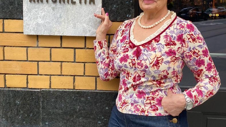 Antonietta Nardi cuoca per passione mostra l’insegna del ristorante a Oslo Antonietta Nardi cuoca per passione mostra l’insegna del ristorante a Oslo