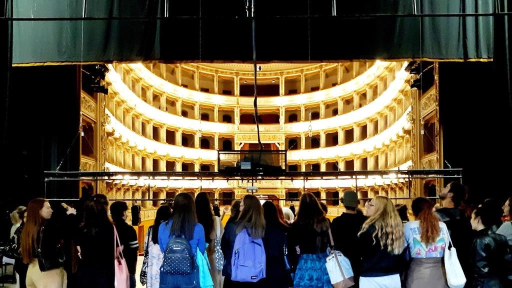 Le attività di laboratorio saranno tenute da operatori teatrali professionisti con l’obiettivo di aiutare a sviluppare tecniche interpretative ed espressive Le attività di laboratorio saranno tenute da operatori teatrali professionisti con l’obiettivo di aiutare a sviluppare tecniche interpretative ed espressive