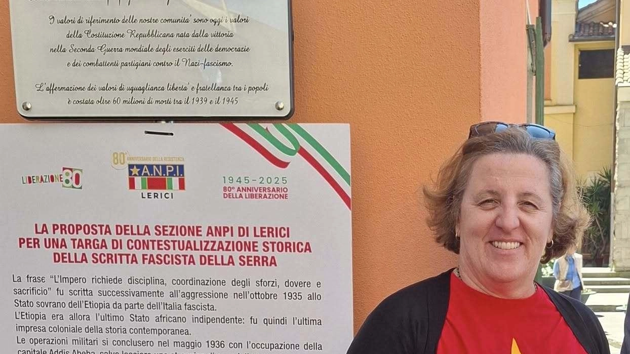 Lite sullo slogan fascista. Il Comune mette la targa. I partigiani non ci stanno e piazzano un cartello