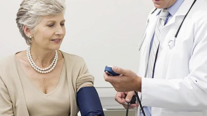 Un medico visita una paziente (. foto di repertorio