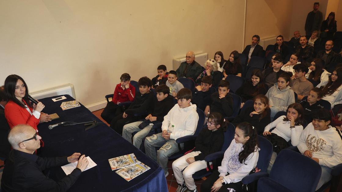 https://www.lanazione.it/image-service/view/acePublic/alias/contentid/MDg5ZDhmYWYtNjA1ZS00/0/i-bronzi-protagonisti-nei-francobolli-cerimonia-a-san-casciano-dei-bagni.jpeg?f=16:9&w=1200&h=630