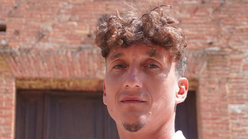 Niccolò Giannetti torna a Siena dopo dieci anni: l'attaccante, cresciuto nel settore giovanile, vestirà nuovamente la maglia bianconera con l'obiettivo di riportare il club al successo. Niccolò Giannetti torna a Siena dopo dieci anni: l'attaccante, cresciuto nel settore giovanile, vestirà nuovamente la maglia bianconera con l'obiettivo di riportare il club al successo.
