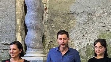Da sinistra l’assessore Valentina Mozzoni all’apertura della mostra con il direttore artistico Lorenzo Belli e l’artista Camilla Gurgone