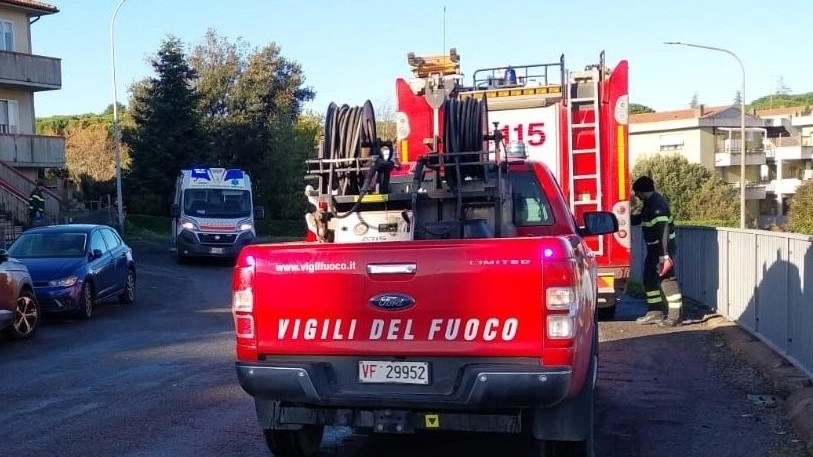 Sul posto i Vigili del Fuoco che hanno forzato la porta permettendo di soccorrere una donna Sul posto i Vigili del Fuoco che hanno forzato la porta permettendo di soccorrere una donna