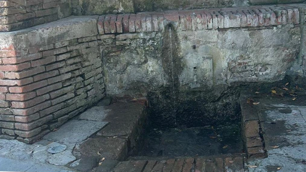 E’ tornato il rumore dell’acqua che zampilla di nuovo nella vasca pubblica, circondato dai suoni della natura