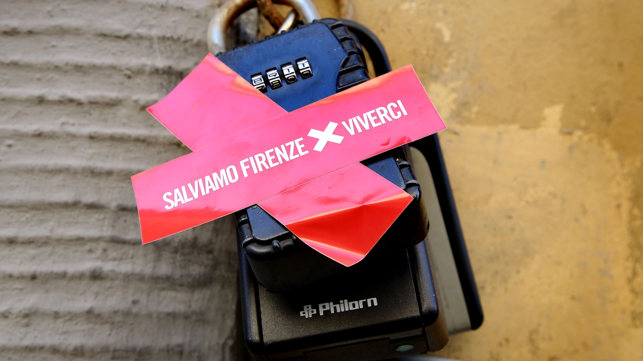 Gli adesivi sulle keybox degli Airbnb a Firenze (Foto Marco Mori / New Press Photo)