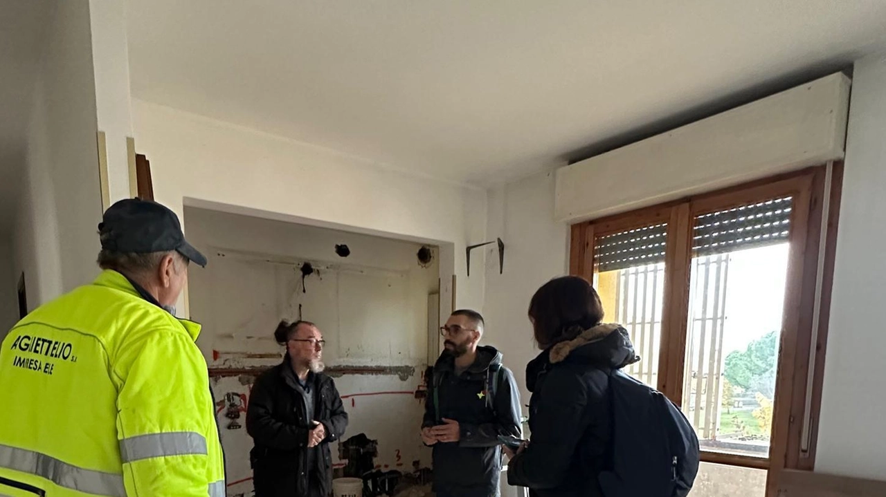 Il sopralluogo dell’assessore Ballerini durante i lavori per la ristrutturazione degli alloggi Erp Il sopralluogo dell’assessore Ballerini durante i lavori per la ristrutturazione degli alloggi Erp