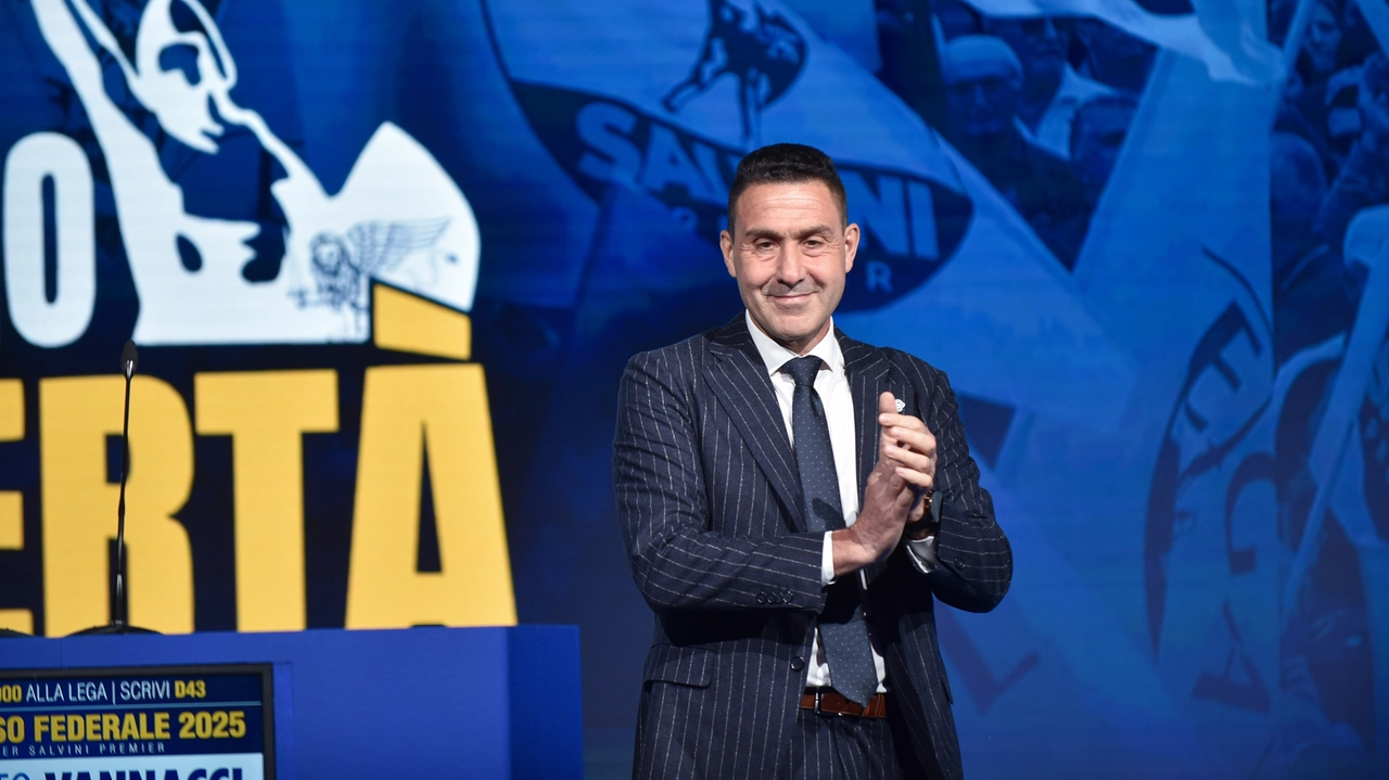 Vannacci, a Firenze con la tessera della Lega: “Avanti insieme”. Il grazie a Salvini e gli applausi da stadio