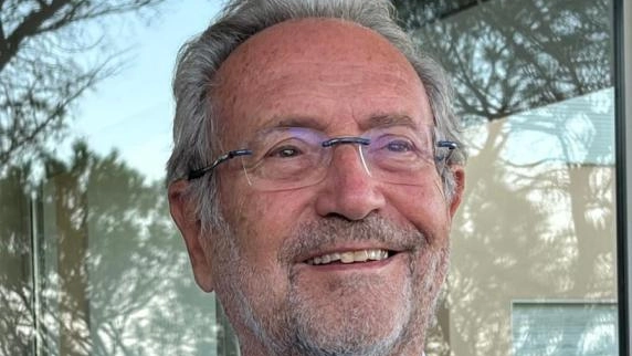 Il giornalista Roberto Zaccaria presenta il libro "Un professore chiamato presidente", raccontando ricordi e aneddoti della storia recente italiana, con focus su politica, cinema e impegno sociale. Evento di presentazione allo Spazio Caffè della Versiliana. Il giornalista Roberto Zaccaria presenta il libro "Un professore chiamato presidente", raccontando ricordi e aneddoti della storia recente italiana, con focus su politica, cinema e impegno sociale. Evento di presentazione allo Spazio Caffè della Versiliana.