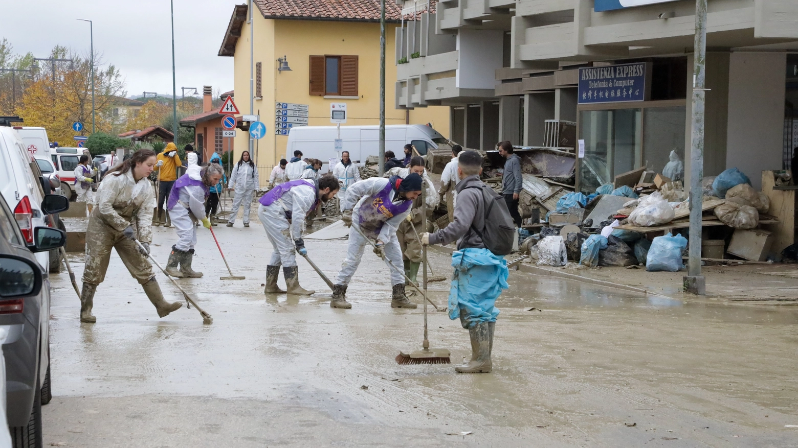 Alluvione in Toscana, i volontari in campo per ripulire le strade dal fango (Foto Germogli)
