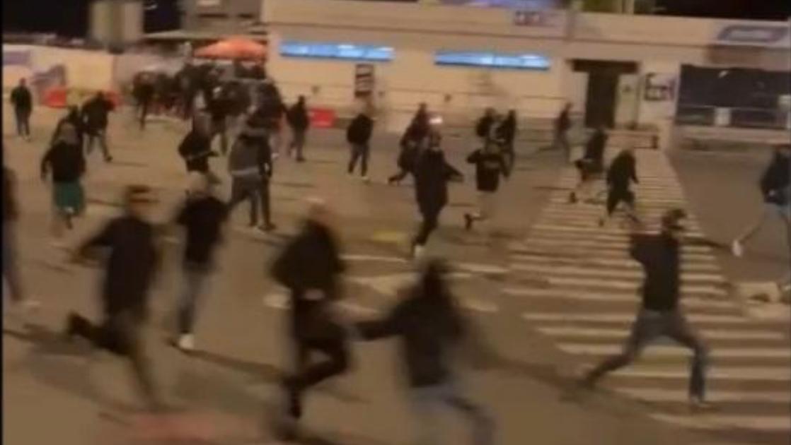 assalto dei tifosi del napoli al pullman dell inter club di prato pietre bottiglie e spranghe