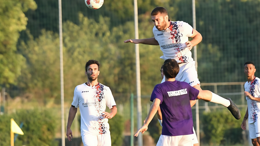 Una gara tra calciatori dilettanti Una gara tra calciatori dilettanti