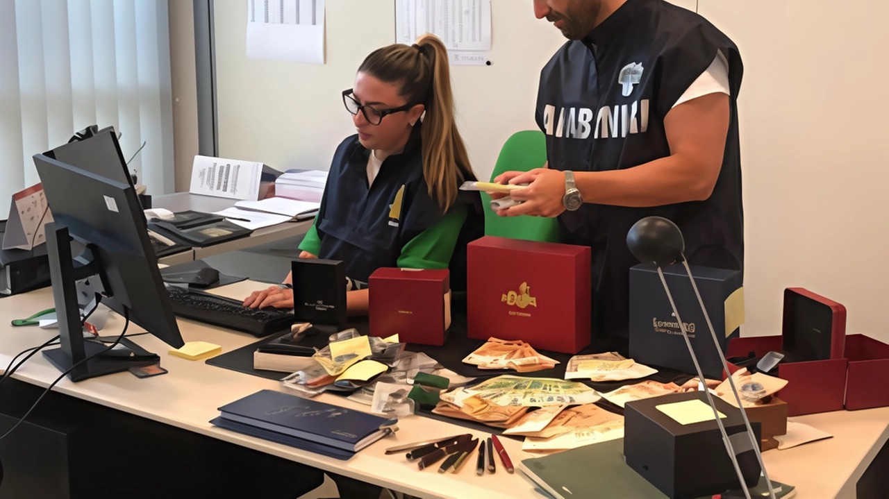 Una vasta rete di ricettazione di gioielli e orologi di lusso, provento di furti in abitazione ad Arezzo e provincia, è stata smantellata grazie all'operazione congiunta della guardia di finanza e dei carabinieri di Pistoia. Sono state individuate 21 persone coinvolte in vari reati, con sequestri per un valore complessivo di oltre 500.000 euro.