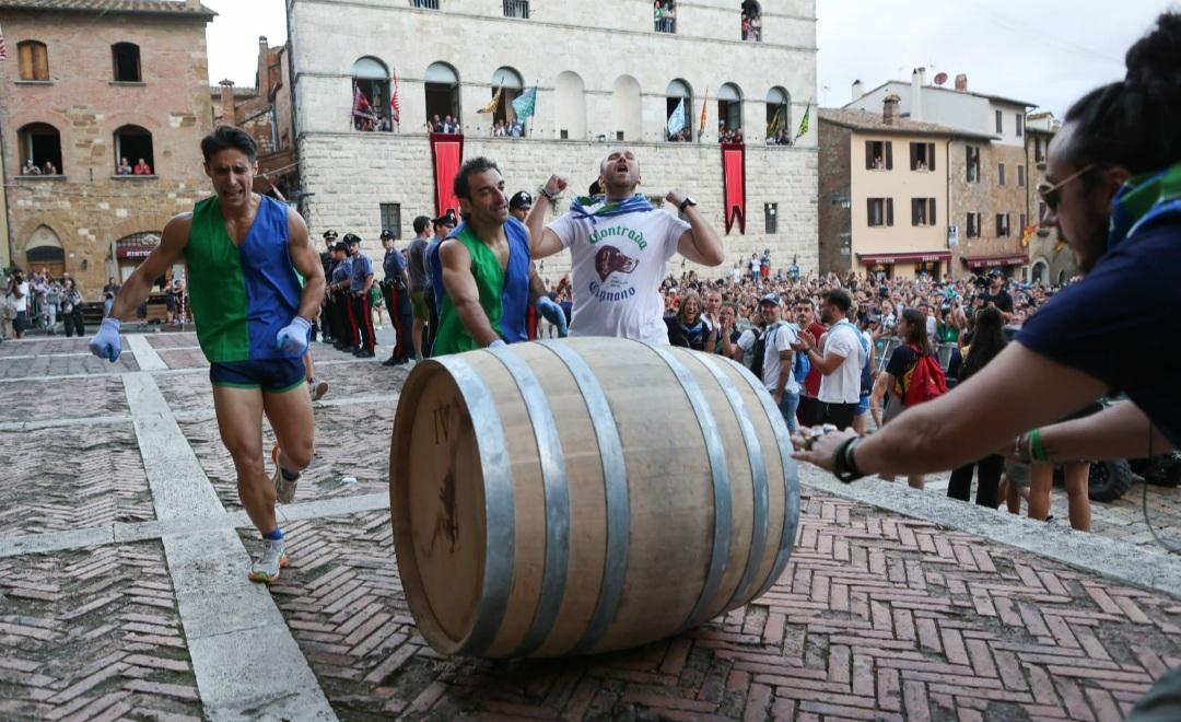 Montepulciano, la Contrada di Cagnano vince il Bravìo delle Botti 2025