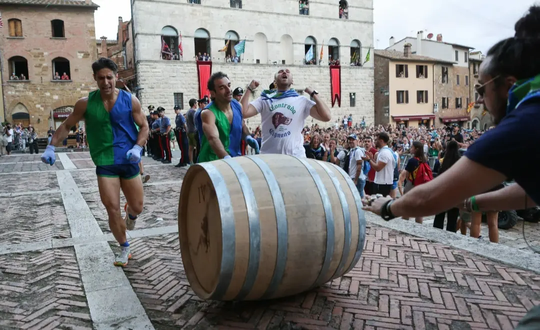 Montepulciano, la Contrada di Cagnano vince il Bravìo delle Botti 2025