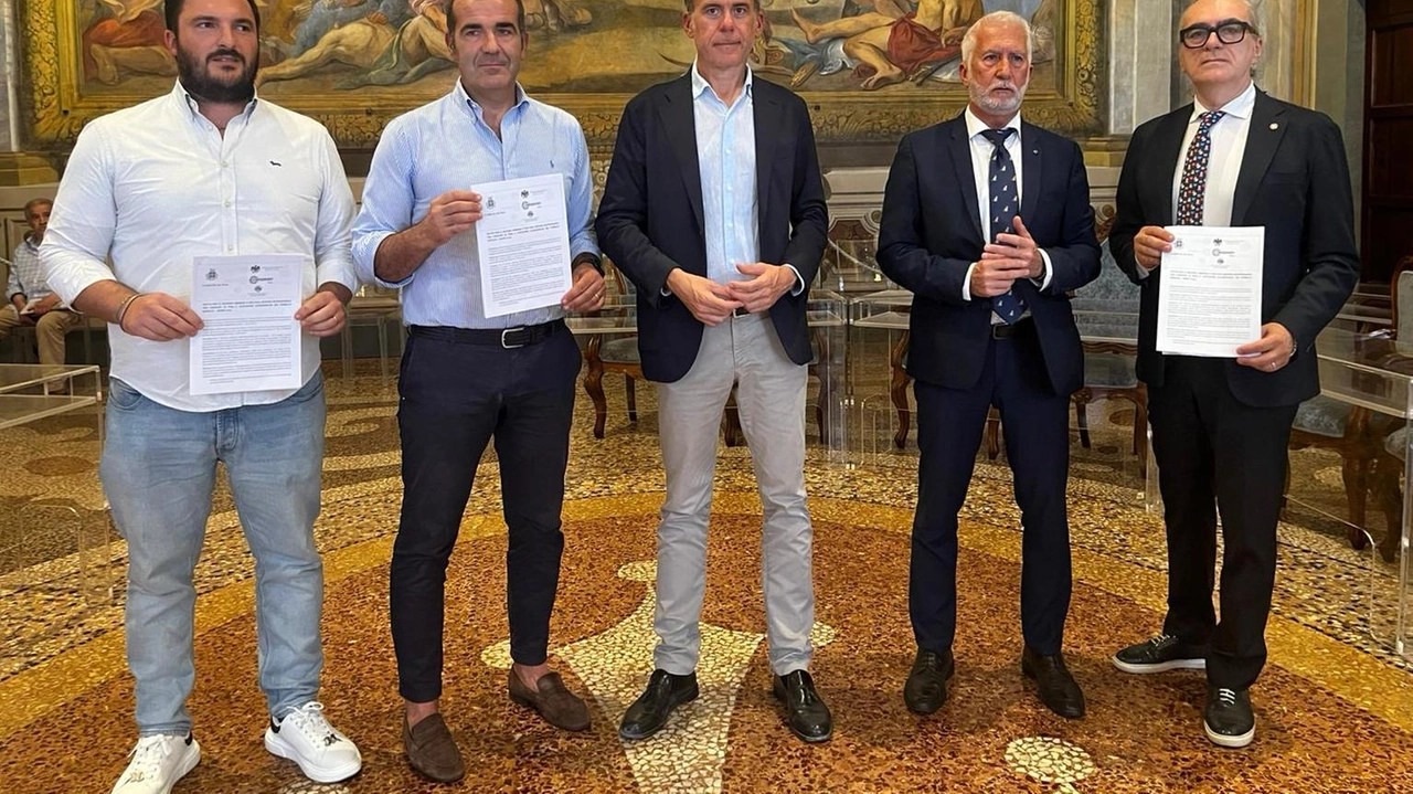 La firma del «Patto per il decoro urbano e per una movida responsabile» che coinvolge Comune e associazioni di categoria