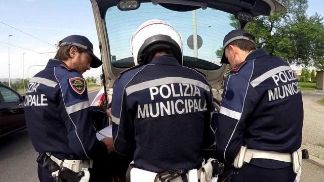 https://www.lanazione.it/image-service/view/acePublic/alias/contentid/MDhhMjEyZmEtMTRhOS00/0/operazione-della-polizia-municipale.jpeg?f=16:9&w=1200&h=630
