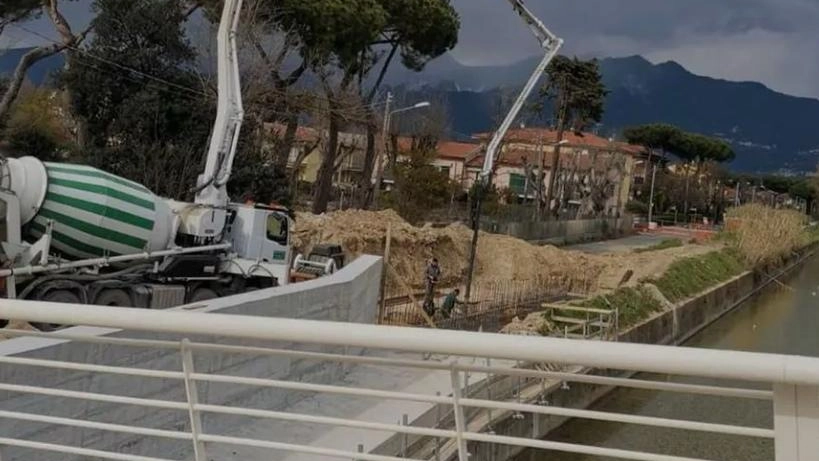 Saranno realizzate le opere da oltre 2 milioni lungo le sponde partendo dal ponte di via Mascagni. Previsti anche interventi di mitigazione dell’impatto dei muraglioni: rivestimento in pietra e aiuole. .