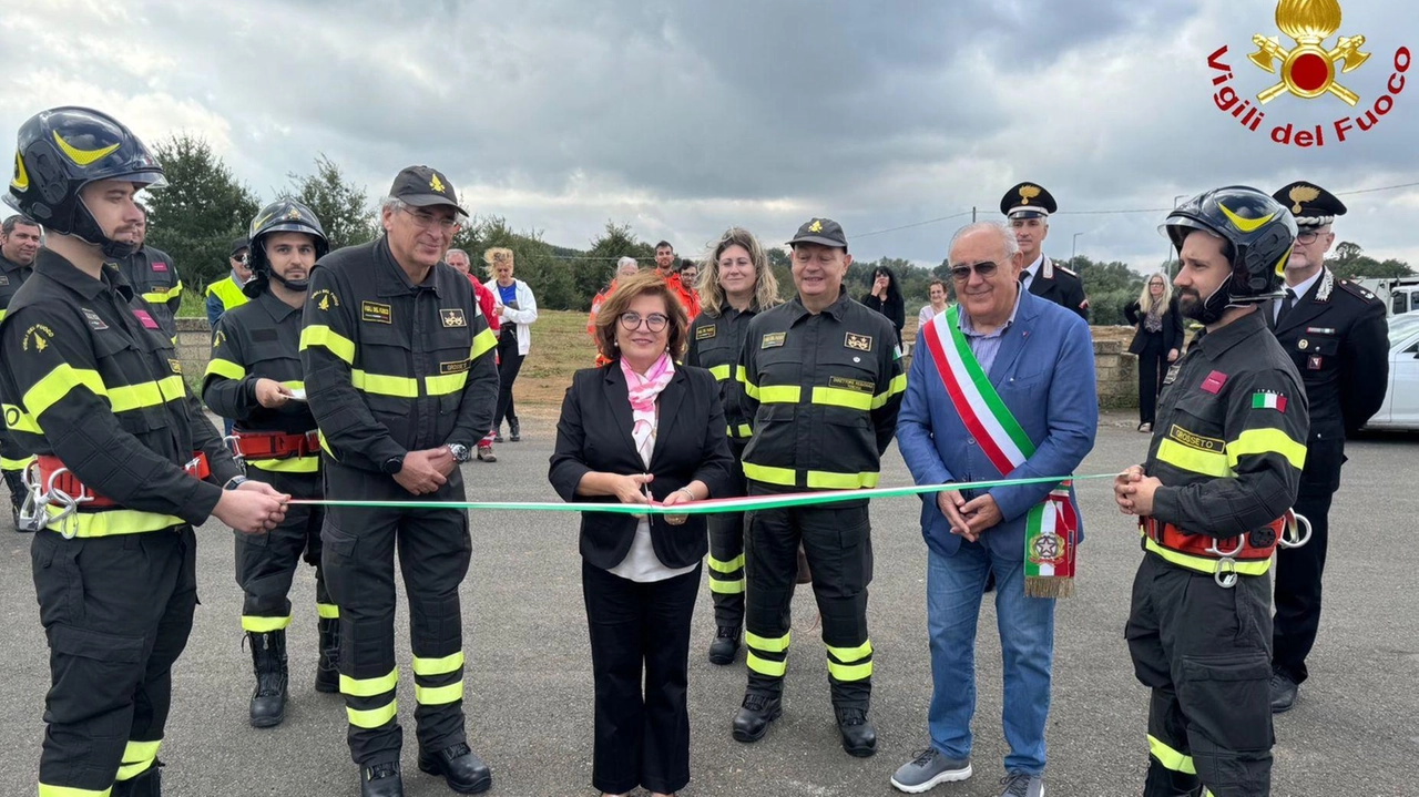 Inaugurata la nuova sede del Distaccamento dei vigili del fuoco a Sorano, con presenza istituzionale e operativa pienamente funzionante. Progetto di potenziamento del soccorso pubblico nel territorio provinciale. Polo delle emergenze con Protezione civile e servizio sanitario 118. Inaugurata la nuova sede del Distaccamento dei vigili del fuoco a Sorano, con presenza istituzionale e operativa pienamente funzionante. Progetto di potenziamento del soccorso pubblico nel territorio provinciale. Polo delle emergenze con Protezione civile e servizio sanitario 118.