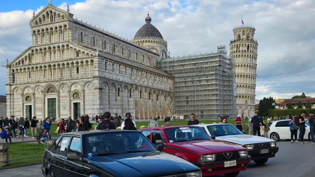 I veicoli in piazza dei Miracoli I veicoli in piazza dei Miracoli