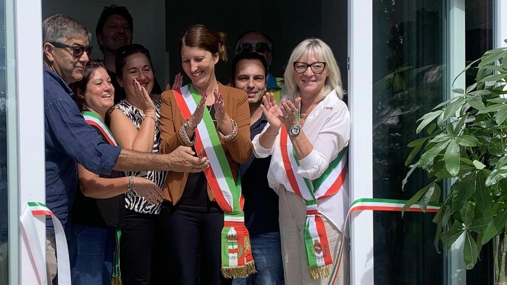 L’inaugurazione della villetta con gli assessori al sociale di Camaiore e Viareggio, Graziani e Grilli e il sindaco Murzi L’inaugurazione della villetta con gli assessori al sociale di Camaiore e Viareggio, Graziani e Grilli e il sindaco Murzi