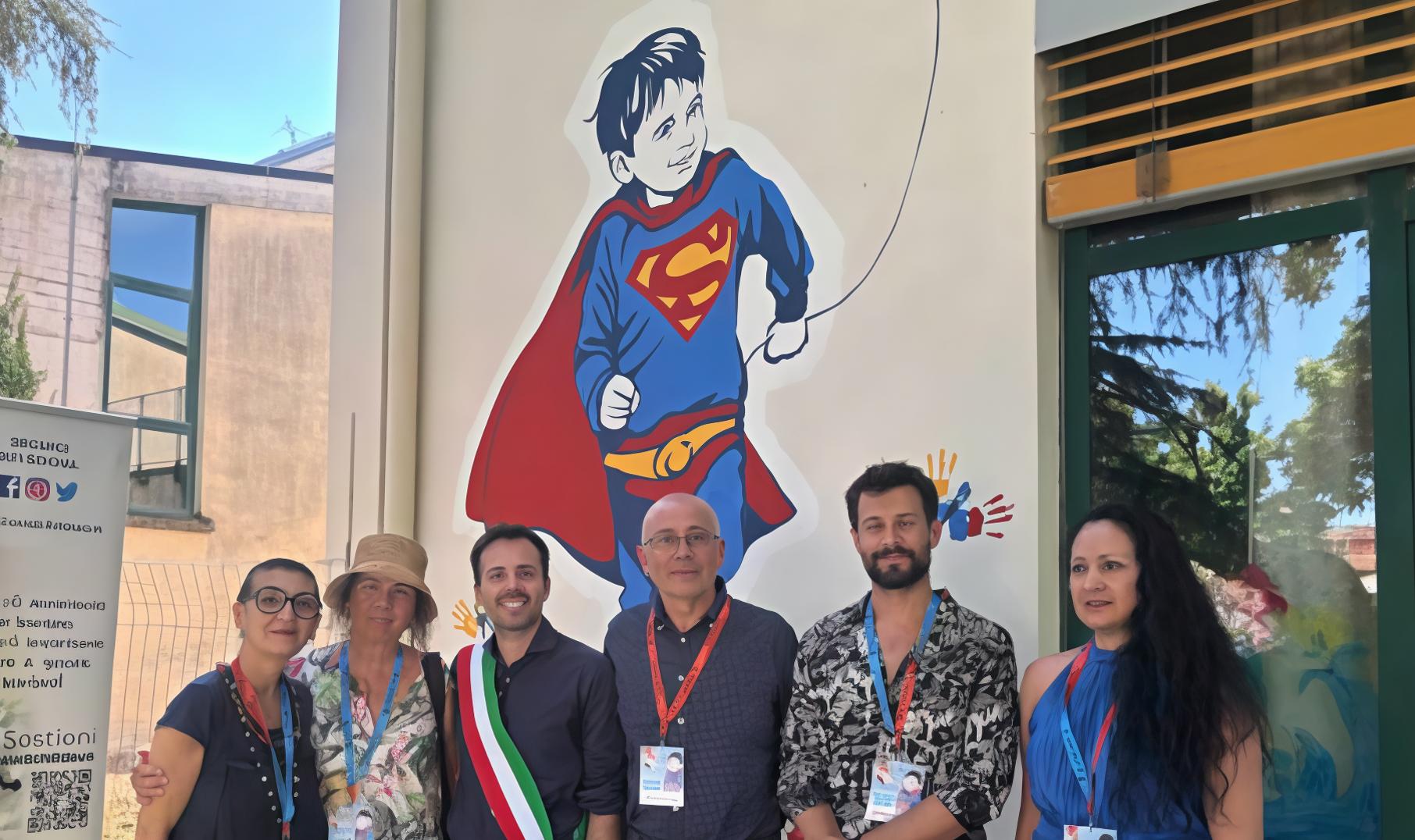 https://www.lanazione.it/image-service/view/acePublic/alias/contentid/MDhiZTNlZDMtMTMyMy00/0/il-murale-sulla-parete-della-scuola-cosi-vive-il-ricordo-di-riccardo.jpeg