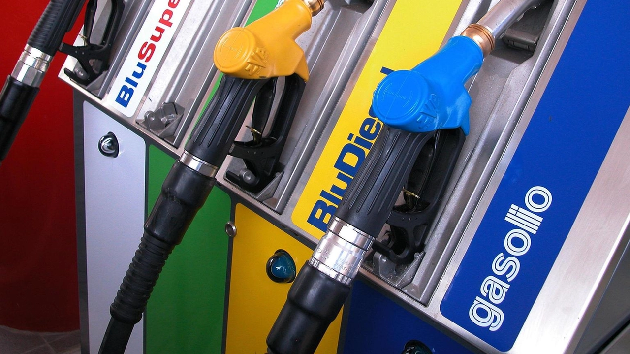 Le medie nazionali dei prezzi di benzina e gasolio scendono leggermente, mentre le quotazioni internazionali aumentano. Le medie nazionali dei prezzi di benzina e gasolio scendono leggermente, mentre le quotazioni internazionali aumentano.