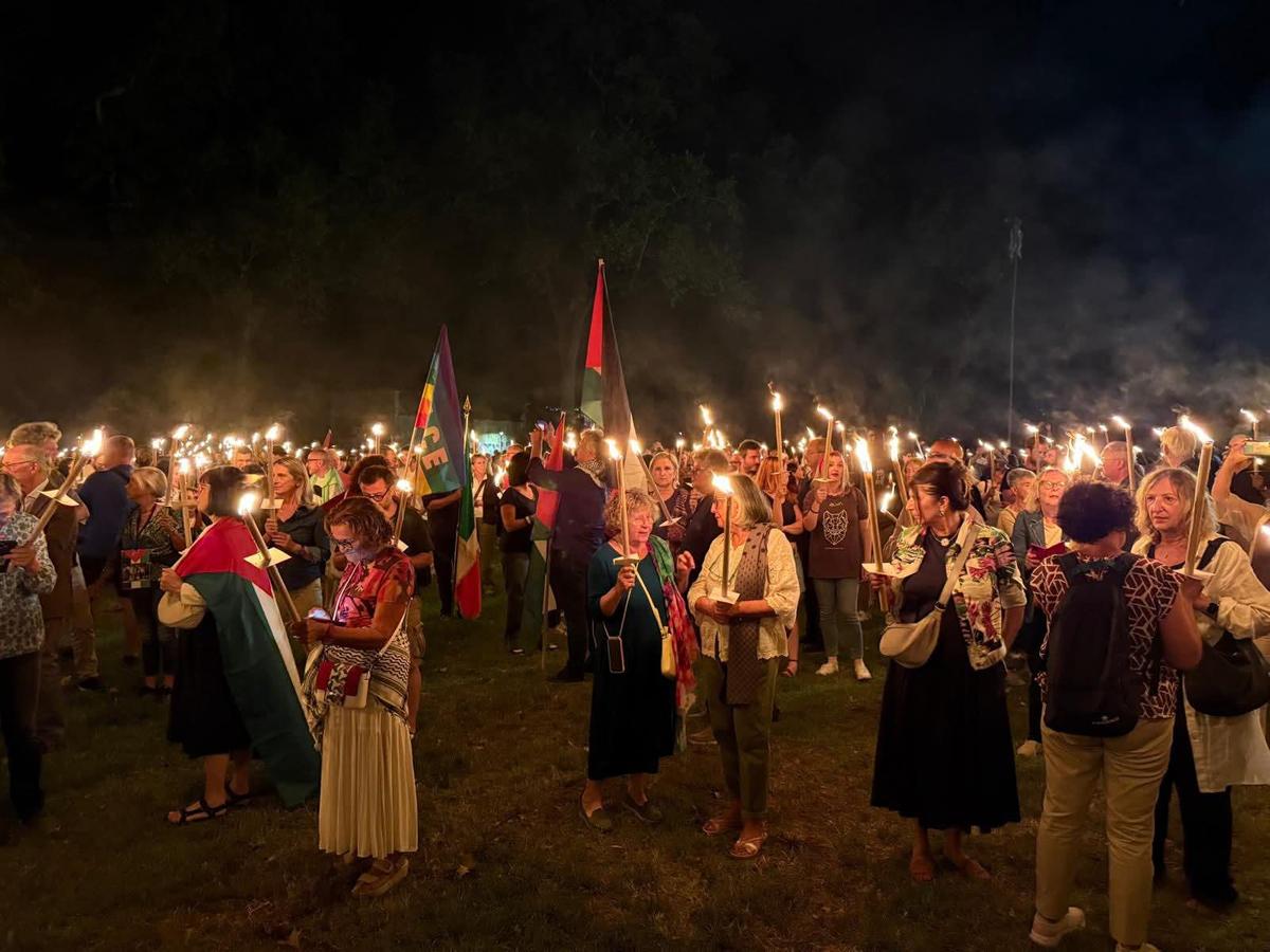 fiaccolata al parco della pace una lunga scia di luci per il popolo palestinese e in ricordo di marah