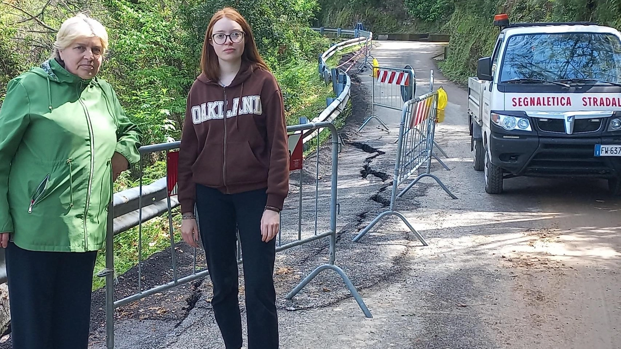 Cinzia Mutti con la figlia Chiara nel punto in cui si può solo proseguire a piedi Cinzia Mutti con la figlia Chiara nel punto in cui si può solo proseguire a piedi