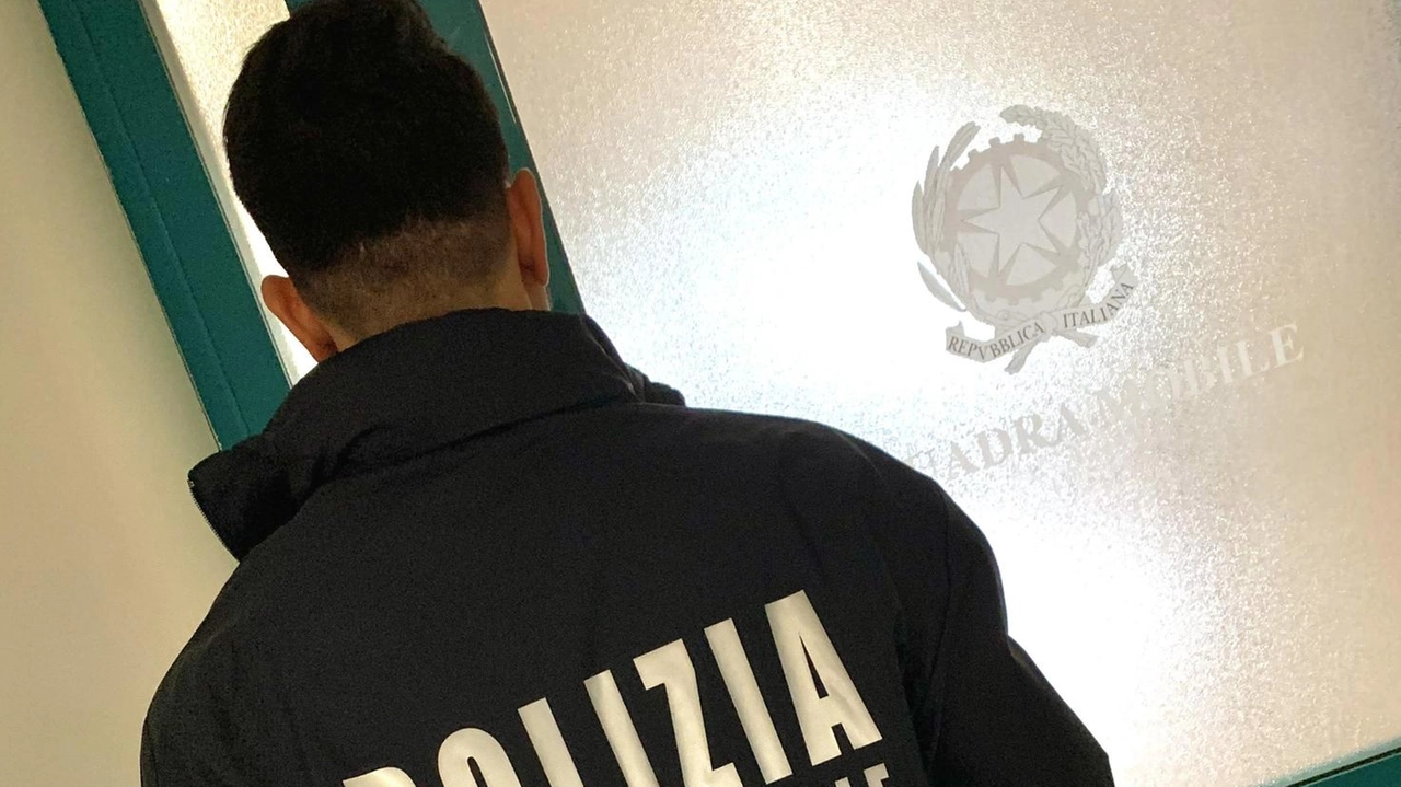 L’uomo è stato fermato dagli agenti della squadra mobile nel corso dei controlli messi in campo contro lo spaccio di sostanze stupefacenti L’uomo è stato fermato dagli agenti della squadra mobile nel corso dei controlli messi in campo contro lo spaccio di sostanze stupefacenti