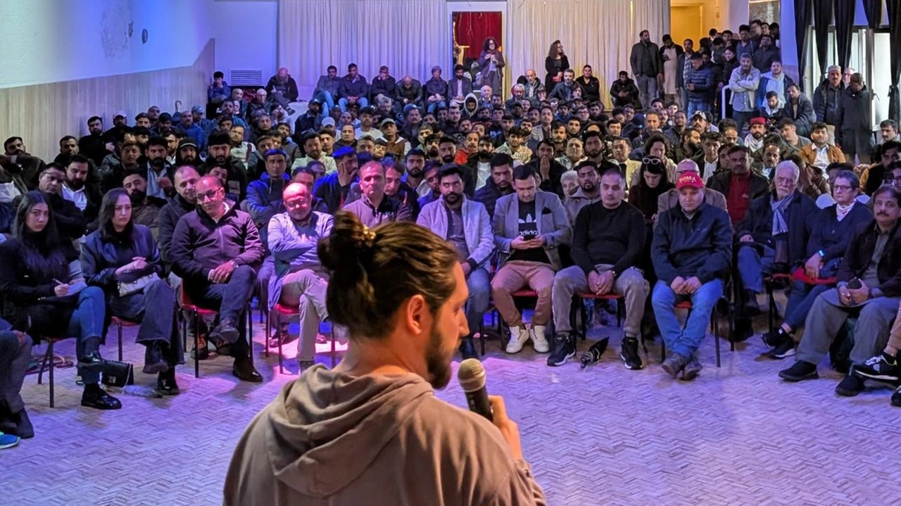 Aksel Fazio, coordinatore della segreteria Pd, davanti alla platea
