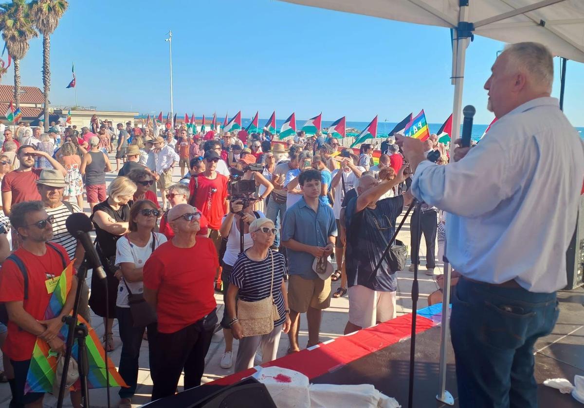 https://www.lanazione.it/image-service/view/acePublic/alias/contentid/MDhkMzg1ZDQtZTVkOS00/0/stop-al-genocidio-a-marina-volano-in-cielo-gli-aquiloni-della-pace-con-oltre-70-associazioni.jpeg?f=1.91:1&w=1200