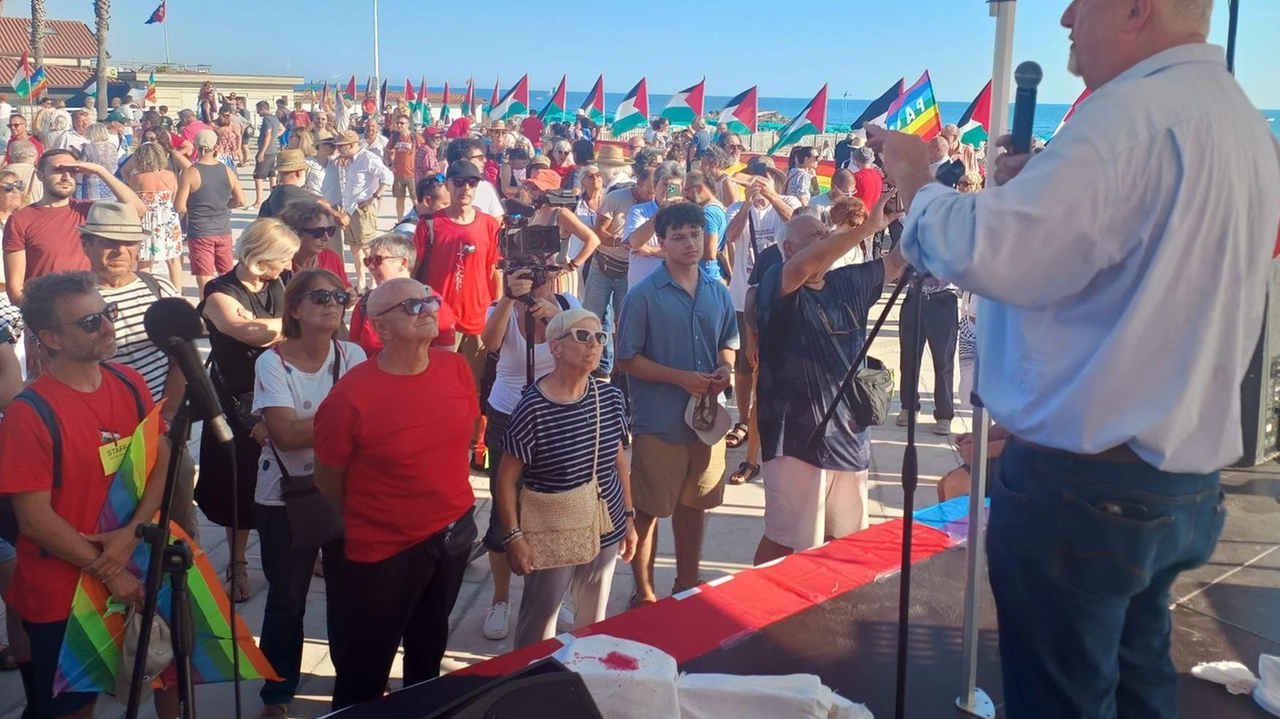 Moni Ovadia: "Dobbiamo sentire le sofferenze dei palestinesi come nostre". Rossano Rossi (Cgil Toscana): "Non ci fermeremo con le mobiltazioni". Moni Ovadia: "Dobbiamo sentire le sofferenze dei palestinesi come nostre". Rossano Rossi (Cgil Toscana): "Non ci fermeremo con le mobiltazioni".
