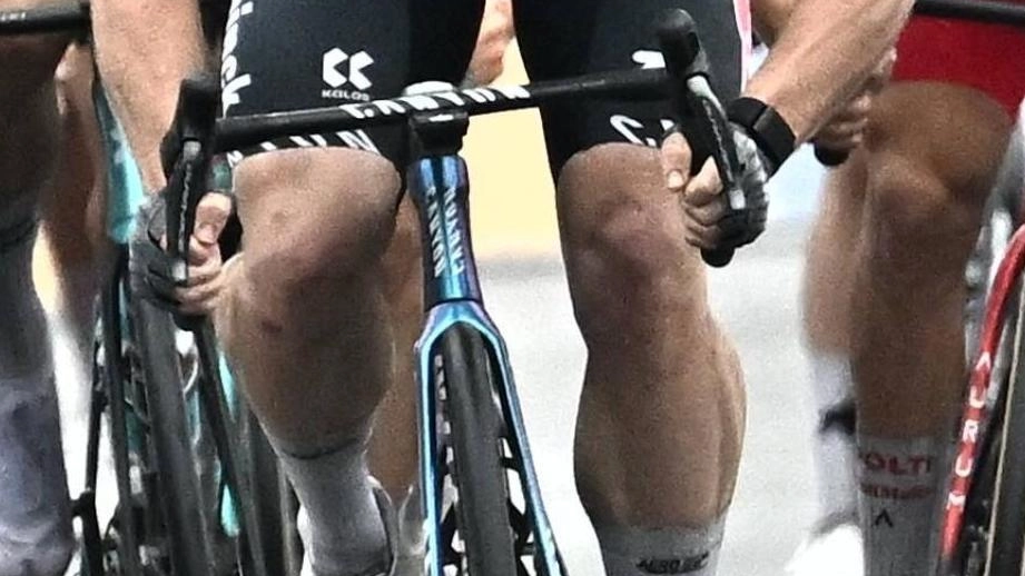 Trenta in terra a 70 chilometri da Napoli, si ritira anche Hindley. Pedersen resta in rosa. Giro, maxi caduta e nuovo problema sicurezza . Vince Groves la tappa con i distacchi annullati