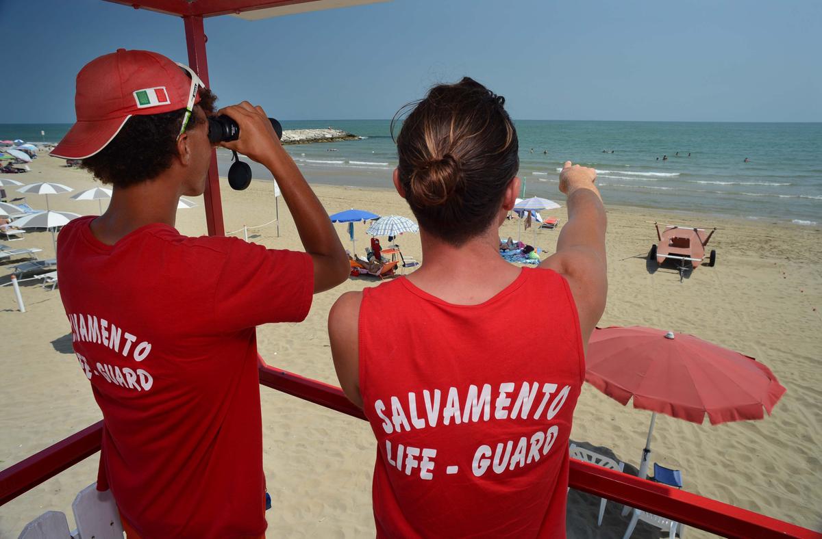 Viareggio, tuffo pericoloso al Muraglione. Bagnanti trascinati dalla corrente e salvati con un maxi intervento Viareggio, tuffo pericoloso al Muraglione. Bagnanti trascinati dalla corrente e salvati con un maxi intervento