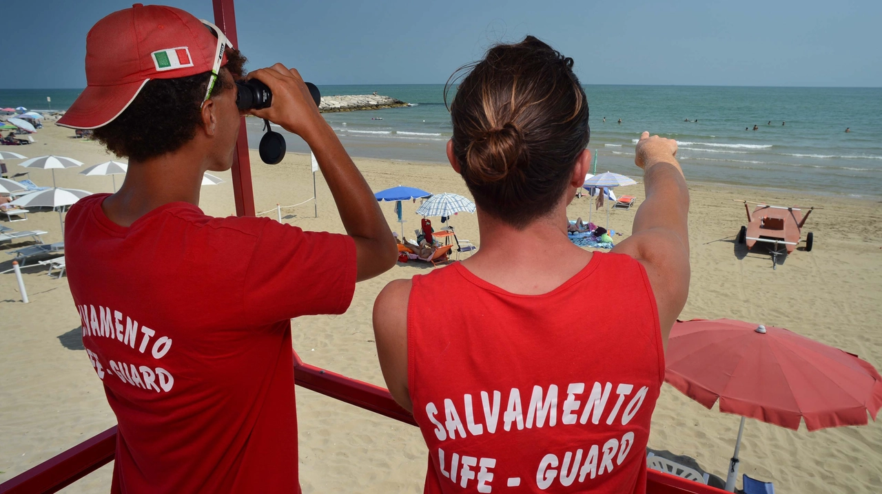 Il pronto interventi dei bagnini ha evitato la tragedia (foto di repertorio)