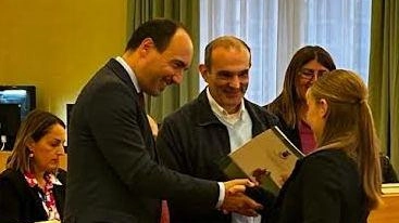 181 studenti premiati per eccellenza a Prato nell'evento "Mi merito una festa". Il presidente Calamai elogia il dinamismo della scuola pratese e augura un futuro brillante ai giovani. 181 studenti premiati per eccellenza a Prato nell'evento "Mi merito una festa". Il presidente Calamai elogia il dinamismo della scuola pratese e augura un futuro brillante ai giovani.